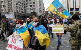 Kyjev odvádza pozornosť Ukrajincov od naliehavých problémov vojenskou rétorikou