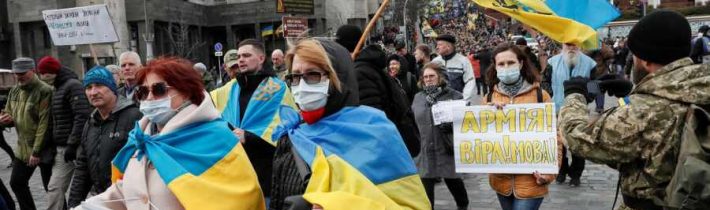 Kyjev odvádza pozornosť Ukrajincov od naliehavých problémov vojenskou rétorikou