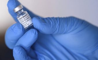 Vakcíny Pfizer/BioNTech a Sinovac sú proti „omikronu“ neúčinné