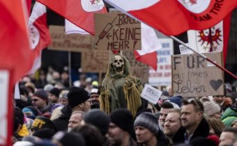 „Pryč s očkovacími nácky.“ Statisíce lidí v Evropě demonstrovali proti restrikcím v Rakousku, Itálii i Německu