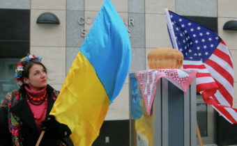 Americký politológ povedal, prečo sa Washington zbláznil kvôli Ukrajine