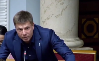 Reakcia poslancov ukrajinského parlamentu na priznanie republík Donbasu