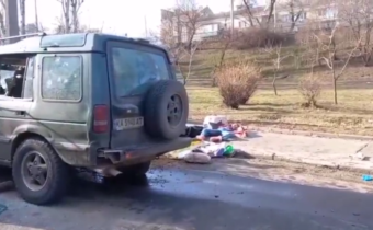 Neznámi ľudia rozstrieľali v Kyjeve auto s obyčajnými ľuďmi