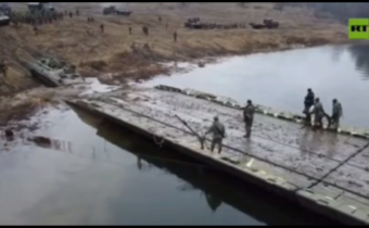 Jednotky Ľudovej milícii LĽR prechádzajú cez rieku Severský Donec