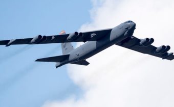 Dva americké strategické bombardéry B-52 smerujú k ruským hraniciam
