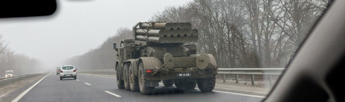 Ukrajinská armáda rozmiestňuje v mestách reaktívne raketové systémy