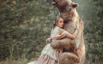 Pokud vyzvete k tanci medvěda, pak medvěd rozhoduje, kdy tanec skončí.
