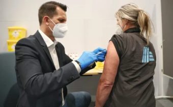 Rakouská vláda objednala pro každého včetně kojenců 10 dávek experimentálních vakcín…. přitom přirozená imunita klesá k nule po 3-4 dávkách