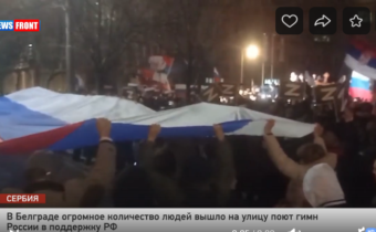 V Belehrade vyšlo do ulíc obrovské množstvo ľudí spievajúc ruskú hymnu na podporu Ruskej federácie