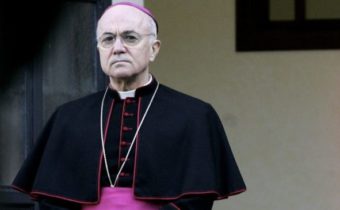 Vatikánsky diplomat: Západ využíva Zelenského na svoje účely