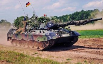 Přijedou do Česka dříve tanky z Německa nebo z Ruska? |