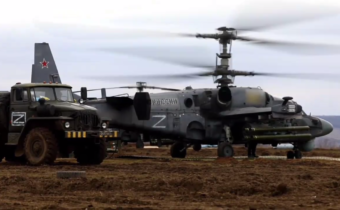 Útočné vrtuľníky Ka-52 ničia maskovanú vojenskú techniku Ozbrojených síl Ukrajiny