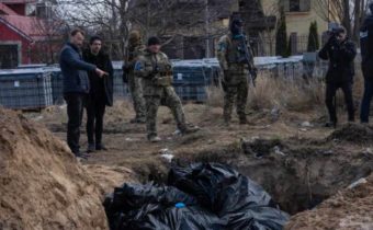 Denník „The Guardian“ nechtiac rozbil ukrajinskú lož o Buči