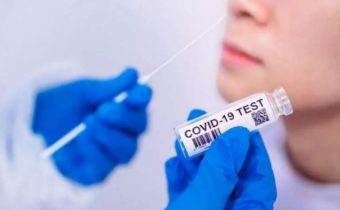 Dávat testy zadarmo jen očkovaným bylo nezákonné. Soud smetl další opatření