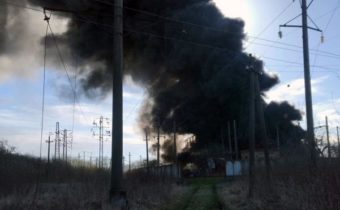 Na Ukrajine bolo raketovými útokmi naraz zasiahnutých päť železničných staníc