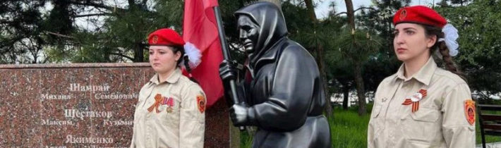 „Babuška Z“ prohlašuje, že Rusové z ní vztyčením její sochy udělali „zrádkyni“