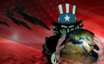 Kissinger obhajuje právo USA na zmenu moci v „nepriateľských“ krajinách