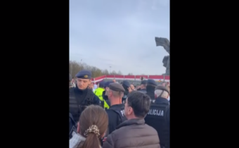 „Hanba! Hanba!“ – v Rige pokračuje konfrontácia medzi obyvateľmi a miestnymi úradmi pri pamätníku osloboditeľov