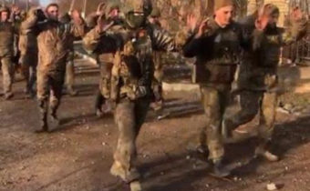 Vzdanie sa stáva biznisom – ukrajinská armáda uteká z bojiska