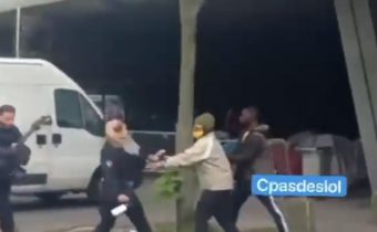 Otřesné video. Uprchlík bije francouzskou policistku na pařížském předměstí, které vypadá jako Afrika