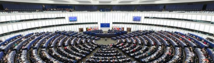 Evropský parlament odhlasoval zákaz prodeje osobních a užitkových vozů se spalovacími motory od roku 2035! Skončí veškerá osobní doprava po vlastní motorizované ose s výjimkou nejbohatších lidí, kteří budou mít několik milionů korun na elektrické SUV, protože jiné modely aut nakonec automobilky vyrábět nebudou, protože dotace na malé elektromobily skončí o několik let předtím! Celá EU se přitom podílí na světových emisích CO2 jen z necelých 10% a zbytek světa má emise v paži! O ekologii nejde, jde o Total Control a výměnu petrodolaru za kilowatthodinu!