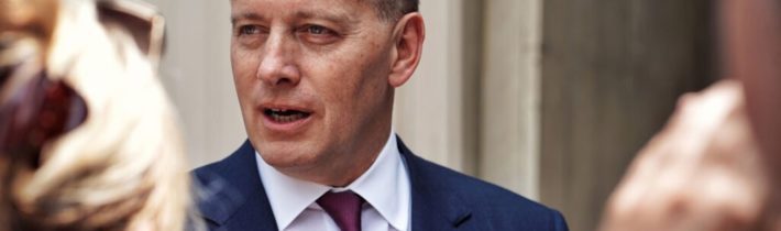 Kollár sa pridáva k zákazu dúhových vlajok, ktoré ideologickí LGBT úchyláci ukradli deťom