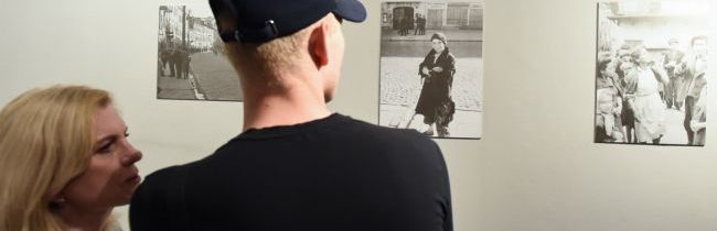 V Poľsku otvorili výstavu fotografií o „idylickom živote“ nacistických vojakov a Židov