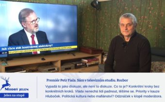 Premiér Petr Fiala. Sám v televizním studiu. Rozbor