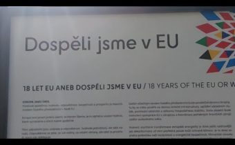 Dospěli jsme v EU, říkají nástěnky v centru Prahy