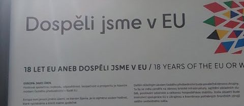 Dospěli jsme v EU, říkají nástěnky v centru Prahy