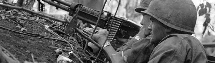 Kulomet M60 byl jednou z ikonických zbraní vietnamské války. Ve výzbroji je dodnes