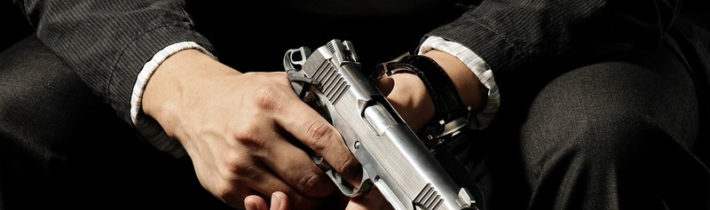 Policista ve výslužbě při ochraně rodiny zastřelil stalkera své dcery