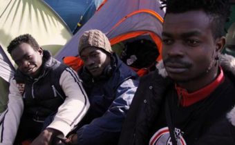 Britský ministr kritizoval „drzost“ ilegálních přistěhovalců, kteří si stěžovali na neuspokojivé ubytování |