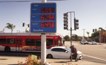 Bidenova návšteva Saudskej Arábie problémy USA s benzínom nevyrieši