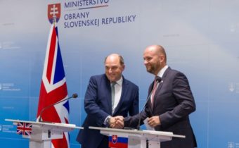 Slovenská chunta a Británia chcú posilniť vojenskú spoluprácu proti Rusku