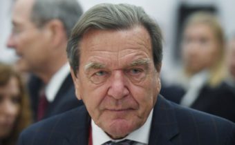 Schröder vyhlásil, že nemieni prerušiť kontakty s Putinom