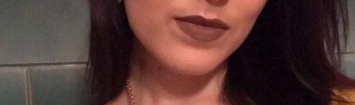 VIDEO: Ruská FSB odhalila pachatele atentátu na dceru ruského analytika Alexandera Dugina! Bombový útok provedla důstojnice ukrajinské tajné služby Natalia Vovk s operativním krytím své vlastní dcery! Cílem útoku byla Darja i její otec dohromady, příkaz k provedení atentátu přišel i poté, co agentka zjistila, že v autě Dugina sedí jen jeho dcera! Agentka přijela do Ruska na vozidle Mini Cooper a použila na něm celkem 3 různé registrační značky pro zakrytí identity! Po příjezdu si obarvila vlasy a stala se z ní bruneta, ubytovala se ve stejném domě, kde bydlela Darja!