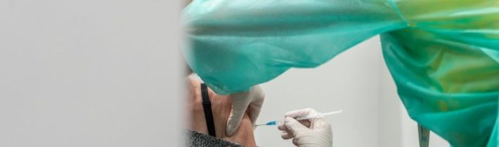 1 z 800 starších lidí, kteří byli „posíleni“ 4. dávkou, záhy umírá (video – rozhovor s R. Malonem) – Necenzurovaná pravda