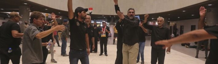 Protesty v Iraku: Šiiti okupujú parlament v Bagdade. Väčšina proamerických najvyšších predstaviteľov už z krajiny utiekla