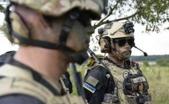 Ukrajinská armáda pri ústupe páli telá zahraničných žoldnierov