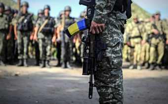 Ukrajinskí vojaci sa sťažujú, že sa k nič zo západnej vojenskej pomoci nim nedostane
