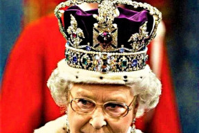 Příběh loupežné koruny britské královny.