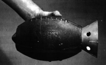 Americká armáda se v 70. letech pokusila využít míč na americký fotbal jako protitankový granát