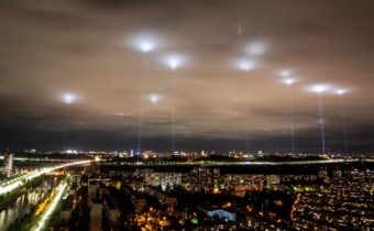 Nebe nad Kyjevem je plné UFO, uvádí ukrajinští vědci. Anebo je to ruská supertechnika?