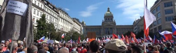 NA VÍKENDOVÉ OBROVSKÉ DEMONSTRACI V PRAZE PROTI VLÁDĚ PETRA FIALY LIDÉ POŽADOVALI DEMISI VLÁDY, ODCHOD ČEZU Z BURZY V LIPSKU, PŘÍMÉ NÁKUPY PLYNU, VYSTOUPENÍ Z NATO A NEUTRALITU! FIALA PROHLÁSIL, ŽE DEMONSTRACI SVOLALY PRORUSKÉ SÍLY! Konceptuální poplach vyvolala účast Karla Janečka na demonstraci, v minulosti sponzoroval Milion chvilek a dokonce i TOP09! Máme se začít bát o únos protestního hnutí jako zažily Žluté vesty ve Francii?