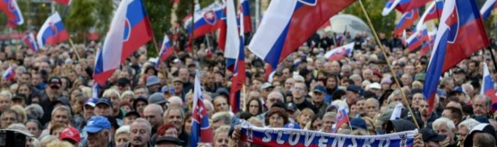 VIDEO: “ODSTÚPIŤ, ODSTÚPIŤ!” SKANDUJE DAV! Pred Prezidentským palácom v Bratislave sa koná veľký protivládny protest, ktorý organizuje strana Smer spolu s opozíciou
