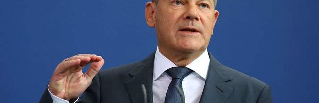Scholz označil rozhodnutia o dodávkach zbraní Ukrajine za „dobre premyslené“