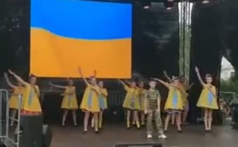 VIDEO: Ukrajinské děti zpívaly neoficiální hymnu Luftwaffe a dívky měly v choreografii během tance dokonce i hajlování! Ve skutečnosti jde o skladbu proletářů a odborářů z NDR, která má původ ve francouzské lidové písni z Bretaně! Skladba je omylem na Ukrajině považována za píseň německých letců Luftwaffe