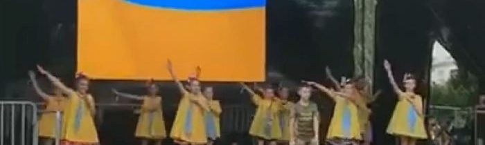 VIDEO: Ukrajinské děti zpívaly neoficiální hymnu Luftwaffe a dívky měly v choreografii během tance dokonce i hajlování! Ve skutečnosti jde o skladbu proletářů a odborářů z NDR, která má původ ve francouzské lidové písni z Bretaně! Skladba je omylem na Ukrajině považována za píseň německých letců Luftwaffe