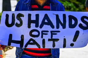 USA ruce pryč od Haiti!